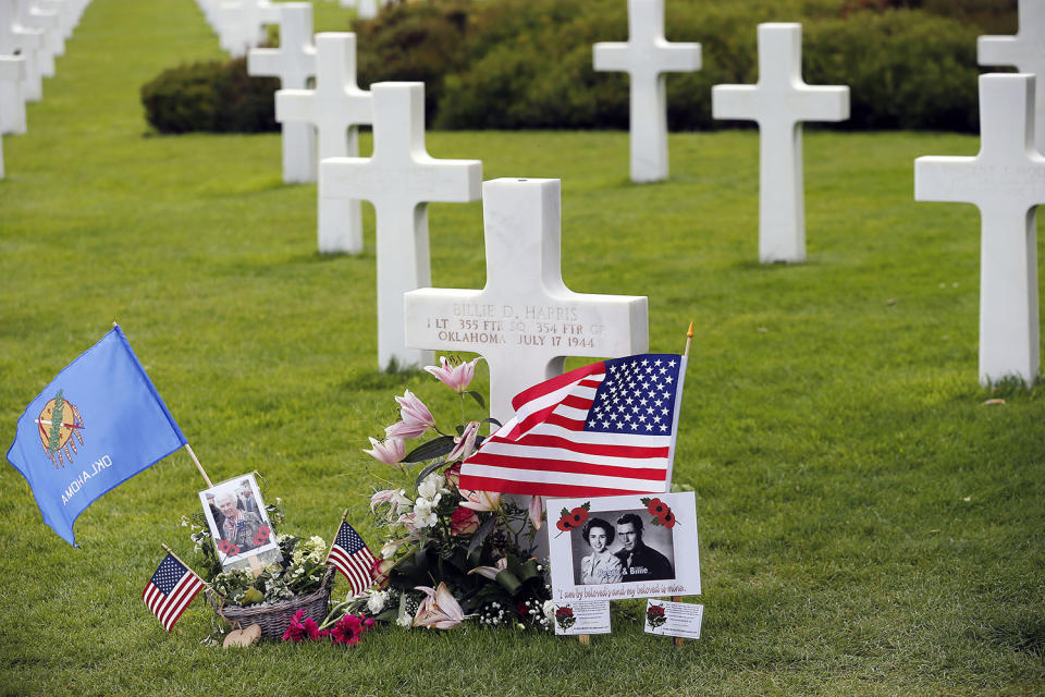 <p>A grave decorated with American and French flags is seen during commemorations marking the 73th anniversary of D-Day at the American cemetery in Colleville-sur-Mer, France. (Photo: Chesnot/Getty Images) </p>