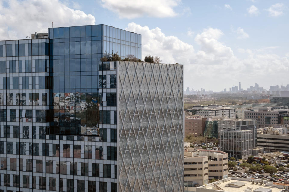 El NSO Group, fabricante del spyware Pegasus, tiene sede en los pisos más altos de este complejo de edificios en Israel. (Amit Elkayam/The New York Times)