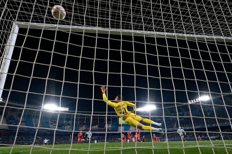 El vuelo de Mycael sólo hace más espectacular el tiro de Almendra que le dio la apertura a Racing antes de los 20 segundos de juego. (Photo by Luis ROBAYO / AFP)