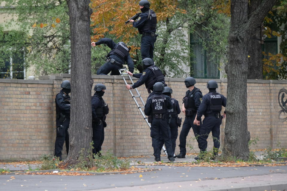 La sparatorio è avvenuta nel quartiere Paulus, proprio durante la festività di Jom Kippur. "Chiediamo alle persone di rimanere al sicuro nelle loro case", ha detto un portavoce della polizia. (Photo by Sebastian Willnow/picture alliance via Getty Images)