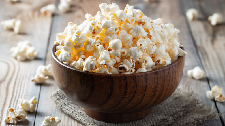 Kettle corn in wooden bowl