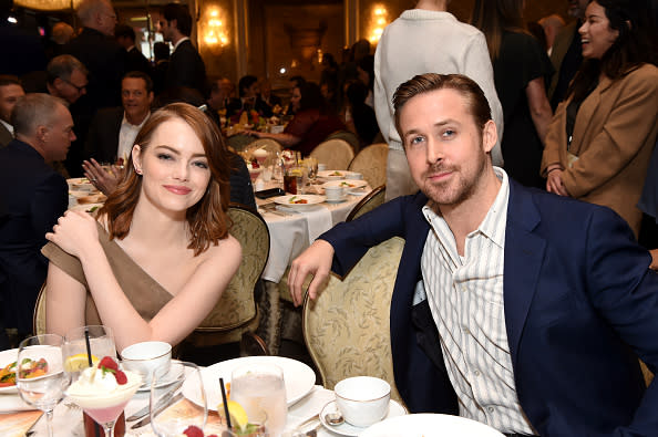 <p>Emma Stone und Ryan Gosling standen bereits für “Crazy, Stupid, Love” zusammen vor der Kamera. 2017 sind sie DAS Hollywood-Duo schlechthin. Mit “La La Land” sind die beiden auf Erfolgskurs. Der Musical-Film räumt einen Preis nach dem anderen ab. Foto: Frazer Harrison/Getty Images for AFI </p>