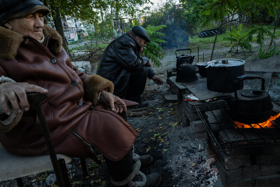 El frío ya ha llegado a Ucrania y los civiles hacen lo posible para calentarse. (Photo by Wolfgang Schwan/Anadolu Agency via Getty Images)