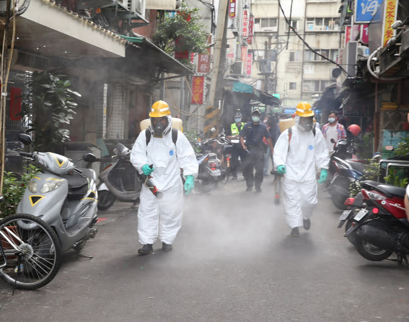 北市環保局加強萬華地區環境消毒，圖片來源：中央社