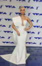 <p>Katy Perry, die Moderatorin des Abends, wollte auf ihren Diva-Moment im Blitzlichtgewitter nicht verzichten und schaffte das mit einer asymmetrischen, weißen Robe von Stephane Rolland.<br>(Foto: WENN) </p>