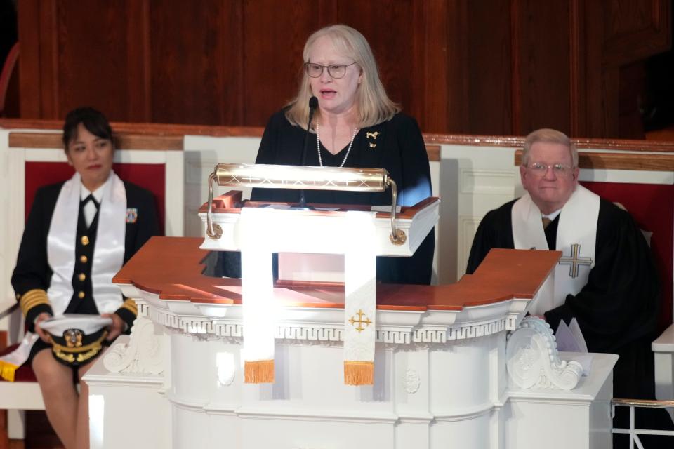 A photo of Amy Carter speaking during a tribute service for her mother and former first lady Rosalynn Carter.