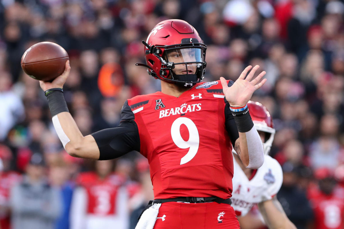 Cincinnati QB Desmond Ridder to return for senior season