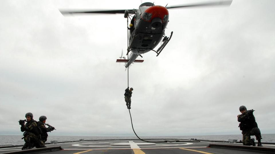 Peruvian special forces deploy onto the flight deck of the Peruvian Navy frigate BAP Quiones during an exercise in 2009. (Chief Petty Officer Alan Gragg/U.S. Navy)