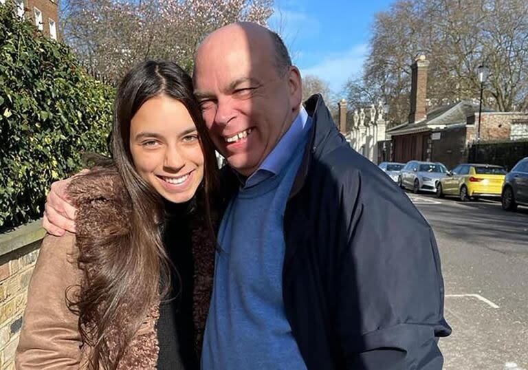 Hannah Lynch, junto a su padre, Mike Lynch