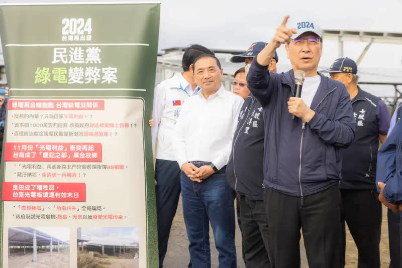 ▲國民黨總統參選人侯友宜、副手趙少康一同簽署「反不當種電連署書」。（圖／侯辦提供）