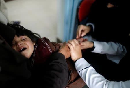 Nurses tend to a boy who is suspected of being infected with cholera at a cholera treatment center in Sanaa, Yemen, May 15, 2017. REUTERS/Khaled Abdullah