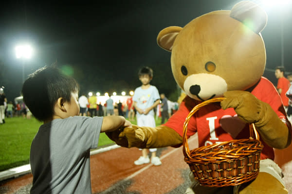 Danny the Democracy bear, at an SDP rally in Woodlands. (Yahoo! photo / Delia Quek)