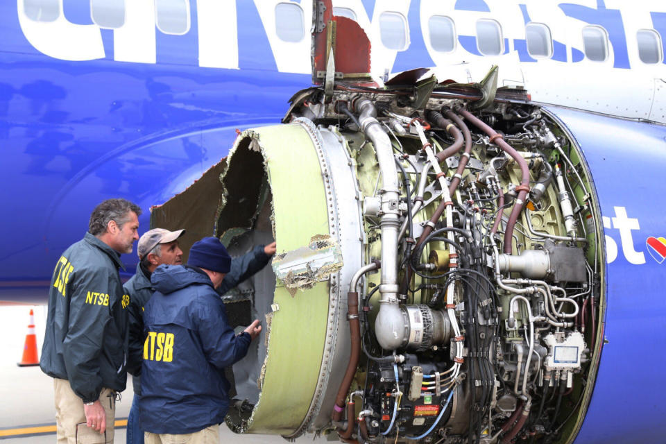 Inspectores revisan el motor averiado del vuelo 1380 (NTSB via AP)