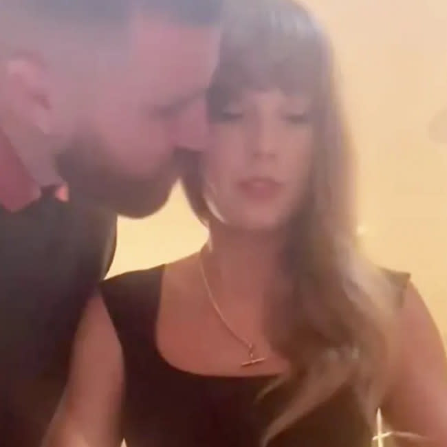 Lanza Taylor Swift video íntimo con imágenes de Travis Kelce besándola en la cocina credit:Bang Showbiz