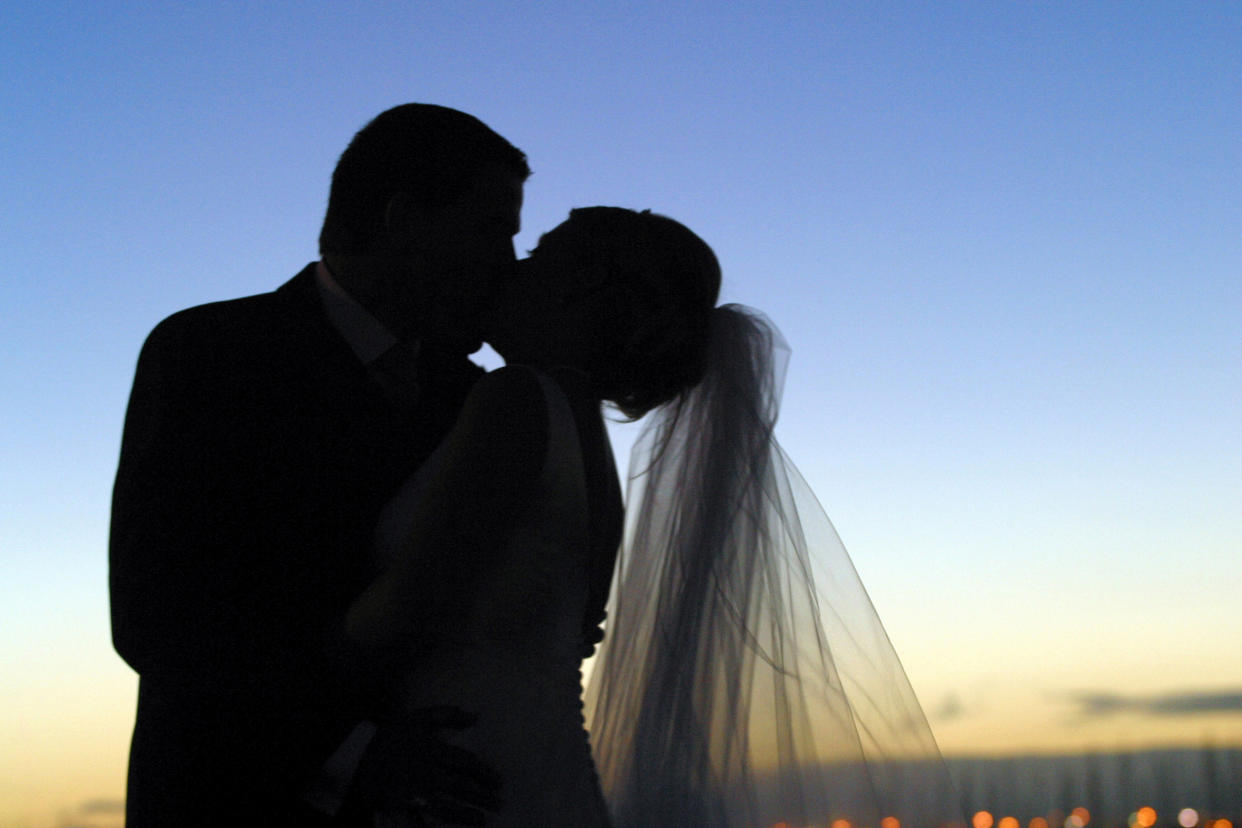 Die Frisur spielt für viele Bräute bei der Hochzeit eine wichtige Rolle - umso erstaunlicher der aktuelle Hochzeitstrend, am großen Tag zur Schere zu greifen (Symbolbild: Getty Images)