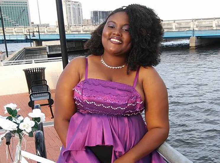 Mom claims daughter was forced to wear tights in order to get into prom