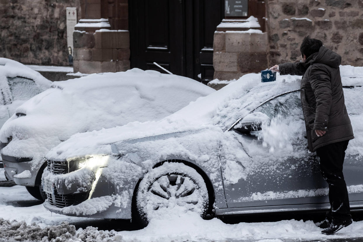 Photo d’illustration, un automobiliste déneige sa voiture à Rodez, au nord-est de Toulouse, le vendredi 20 janvier 2023.