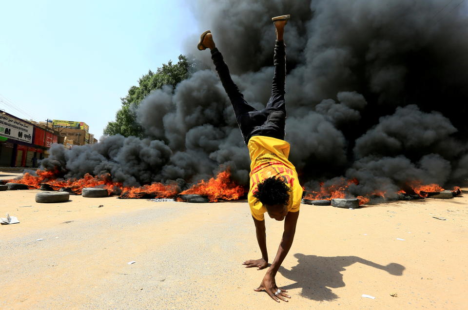 蘇丹民眾在首都卡土穆（Khartoum）街道焚燒輪胎抗議。圖片來源：REUTERS
