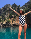 <p>Alexa Chung trug vor Kurzem bei einem Urlaub mit Freunden einen karierten Badeanzug von Solid and Striped. Nachdem der monochrome Look zahlreiche Likes erhielt, war er ziemlich schnell ausverkauft, aber die rote Alternative für 154 Euro ist überraschenderweise noch verfügbar… <em>[Bild: Instagram]</em> </p>