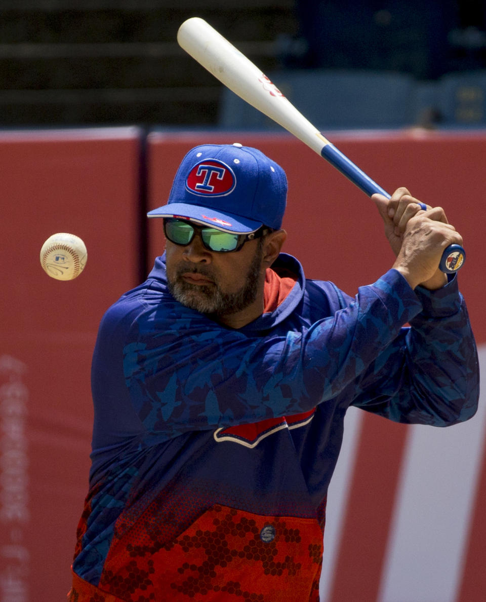 En esta foto del 12 de octubre de 2018, Ozzie Guillén, manager de los Tiburones de La Guaira, participa en una práctica de bateo antes del juego inaugural de la campaña ante los Leones del Caracas en la capital venezolana. Guillén, quien fue pelotero y piloto en las mayores, dijo que estuvo tentado a no volver para dirigir al equipo venezolano, como lo había hecho en las dos temporadas anteriores (AP Foto/Fernando Llano)