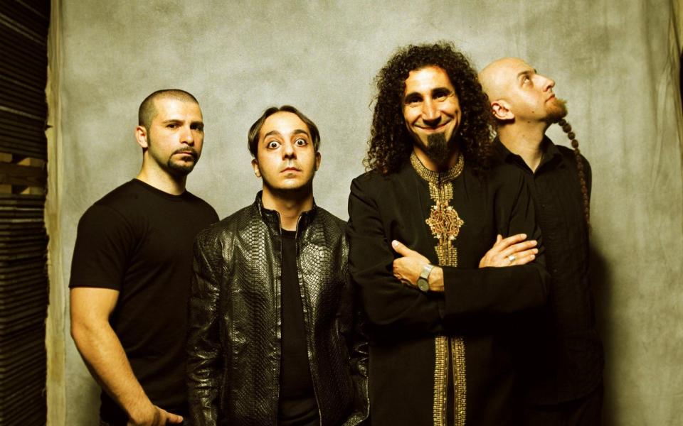 Mit ihnen ging Ende der 90er-Jahre ein neuer Stern am Rock- und Metal-Himmel auf: System of a Down erschütterten die Szene im positiven Sinne, als sie 1998 ihr Debüt veröffentlichten. Laut, schnell, innovativ und vor allem viel politischer als die meisten anderen Musiker ihrer Zeit: SOAD waren genau die Band, auf die viele junge Rock-Rebellen gewartet hatten. (Bild: Sony BMG)