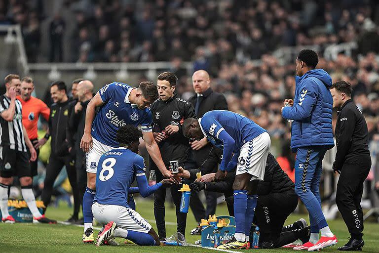 Abdoulaye Doucouré y Amadou Mvom Onana, de Everton, aprovechan la puesta del sol para alimentarse durante el partido