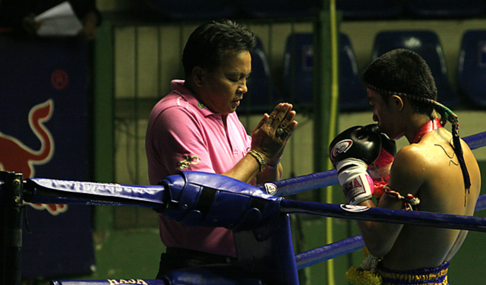 Muchos luchadores de Muay Thail comienzan a practicar desde niños, pero lo<span class="s1">s médicos advierten constantemente que los menores boxeadores pueden sufrir daños cerebrales irreversibles por los fuertes golpes que reciben en la cabeza. (Foto: Wikipedia)</span>