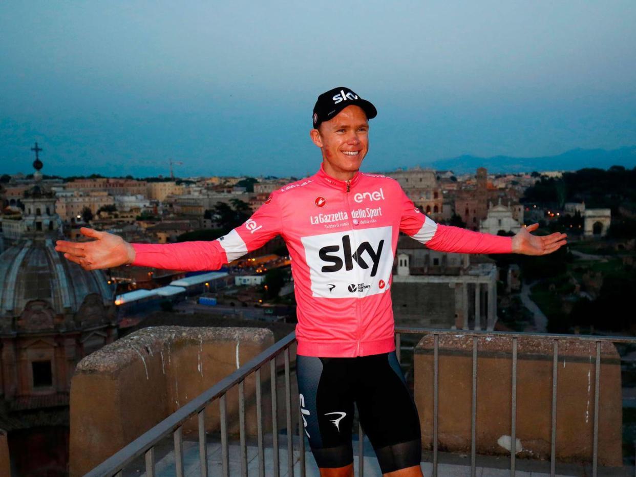 Chris Froome sonríe vestido con la “maglia rosa” que obtuvo al vencer en la edición 101 del Giro de Italia. / Foto: The Independent