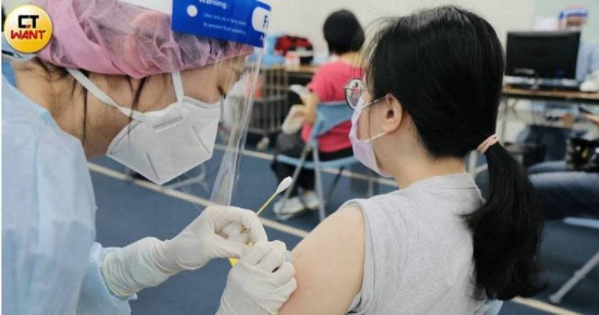 台灣民眾正在擴大接種新冠疫苗的覆蓋率。（示意圖／馬景平攝）