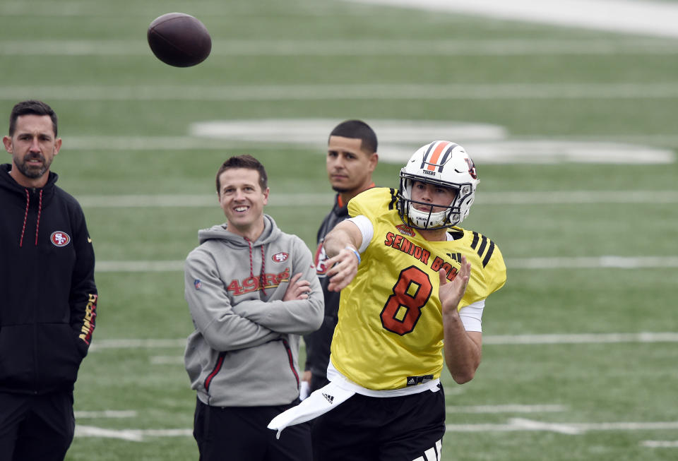 Jarrett Stidham, right, performed well at the 2019 Senior Bowl under the watchful eye of Kyle Shanahan, left. (Credit: John David Mercer-USA TODAY Sports)