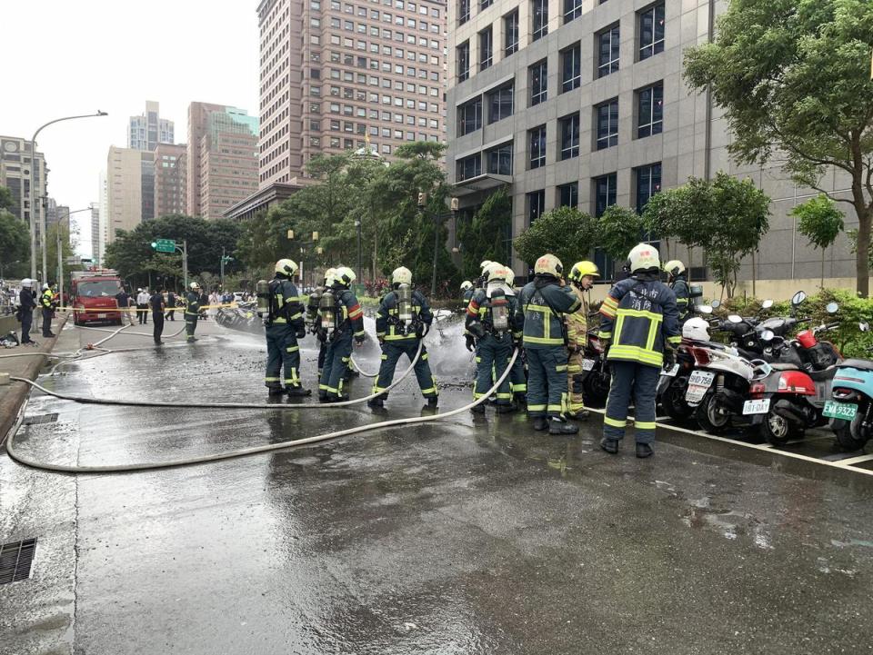 警消到場馳援，不到10分鐘將火勢撲滅。（台北市消防局提供）