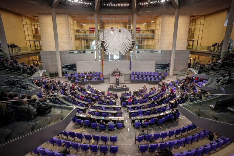 General view into the plenary chamber during the current hour in the Bundestag with the topic "Defending democracy against enemies of democracy and expulsion plans". Kay Nietfeld/dpa