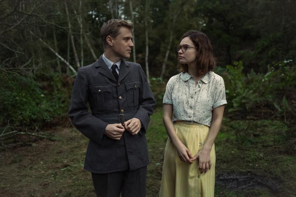 Peggy Preston (Lily James) finds herself drawn to the knavish Rory (Johnny Flynn) Netflix