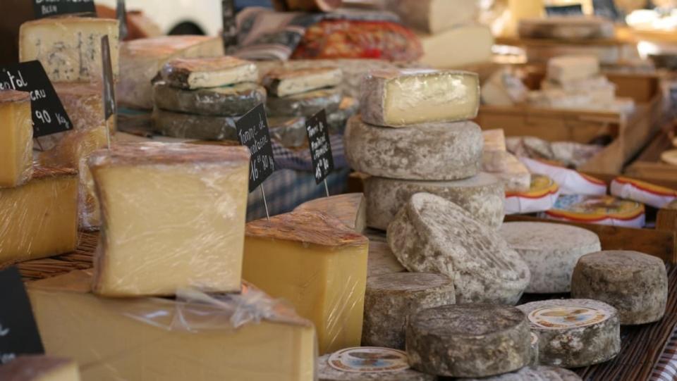 Des fromages à vendre (PHOTO D'ILLUSTRATION). - Wikimedia Commons