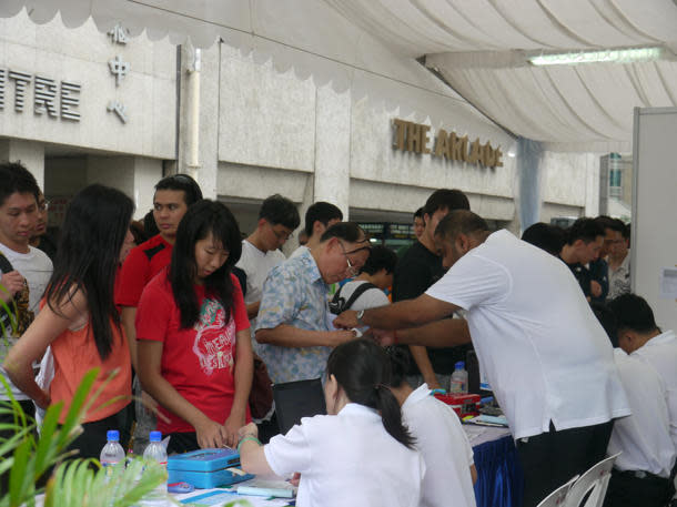 Runners signing up at the registration booth for the Standard Chartered Singapore Marathon 2011. (Yahoo! photo/Jeanette Tan)