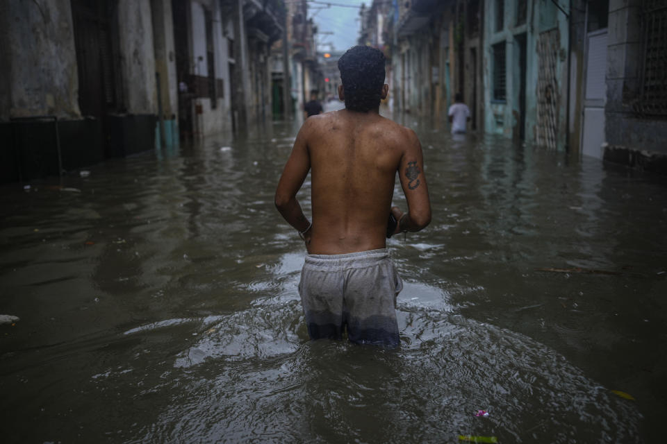 Un residente camina por una calle inundada por un ciclón tropical en La Habana, Cuba, el viernes 3 de junio de 2022. (AP Foto/Ramón Espinosa)