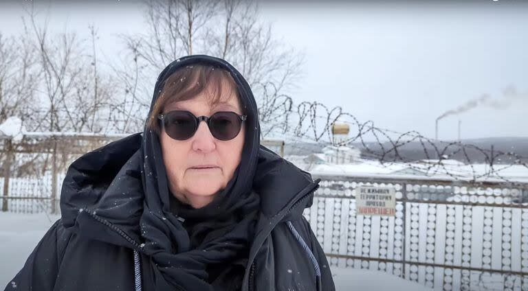 Lyudmila Navalnaya, la madre del líder de la oposición rusa Alexei Navalny, cerca de la colonia penitenciaria en la ciudad de Kharp, Rusia