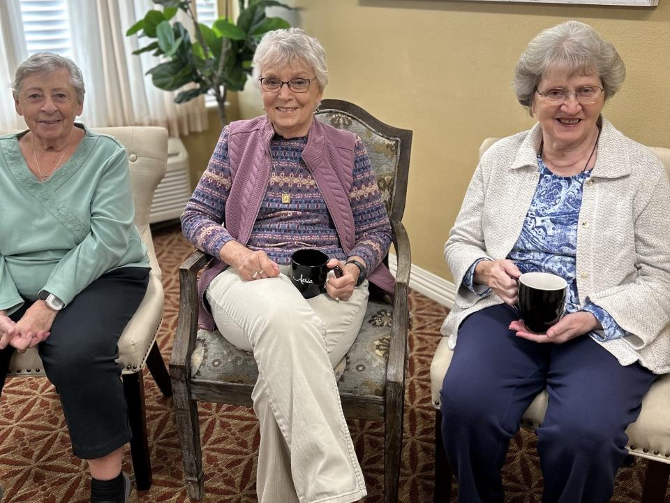 Tassone, Harris und Crane verbringen gemeinsam Zeit in ihrer Seniorenwohnanlage. - Copyright: Atria Grass Valley
