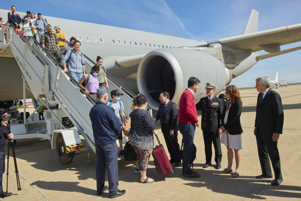 Auf diesem vom spanischen Verteidigungsministerium zur Verfügung gestellten Foto steigen Menschen nach ihrer Evakuierung aus dem Sudan aus einem Flugzeug der spanischen Luftwaffe aus (Bild: Uncredited/Spanish Defence Ministry/AP/dpa)