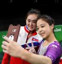 <p>Una foto que estremeció al mundo durante los juegos olímpicos de Brasil fue el selfie de estas dos gimnastas: la surcoreana Lee Eun-Ju y la norcoreana Hong Un Jong. Las atletas dejaron atrás los años de enemistad política entre ambos países y mandaron al mundo un mensaje de amistad, paz y tolerancia. (Reuters) </p>