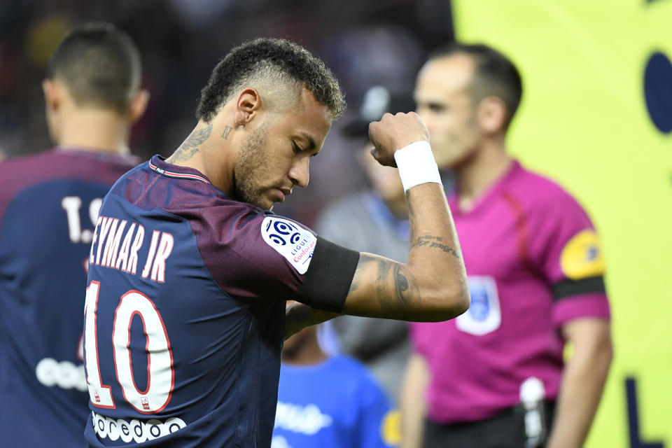 <p>Trois jours après les attentats à Barcelone, Neymar et les acteurs de Ligue 1 portaient un brassard noir. (Photo AFP) </p>