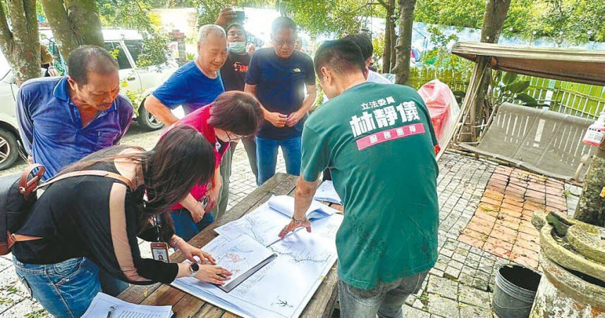 台中市霧峰區峰谷路208巷沿途路面破損、擋土牆邊坡不足、雨天雨水橫流，半途還有1座石板涵洞，居民擔心危及安全，經地方爭取農業部水保署投入700萬經費改善，25日動工，施工期程約180天。（圖／台中市議員張芬郁提供／潘虹恩台中傳真）