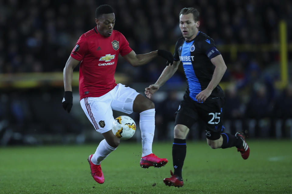 Anthony Martial, del Manchester United, disputa un balón con Ruud Vormer, del Brujas, durante la ronda de 16vos de final de la Liga Europa, el jueves 20 de febrero de 2020 en Brujas, Bélgica. (AP Foto/Francisco Seco)