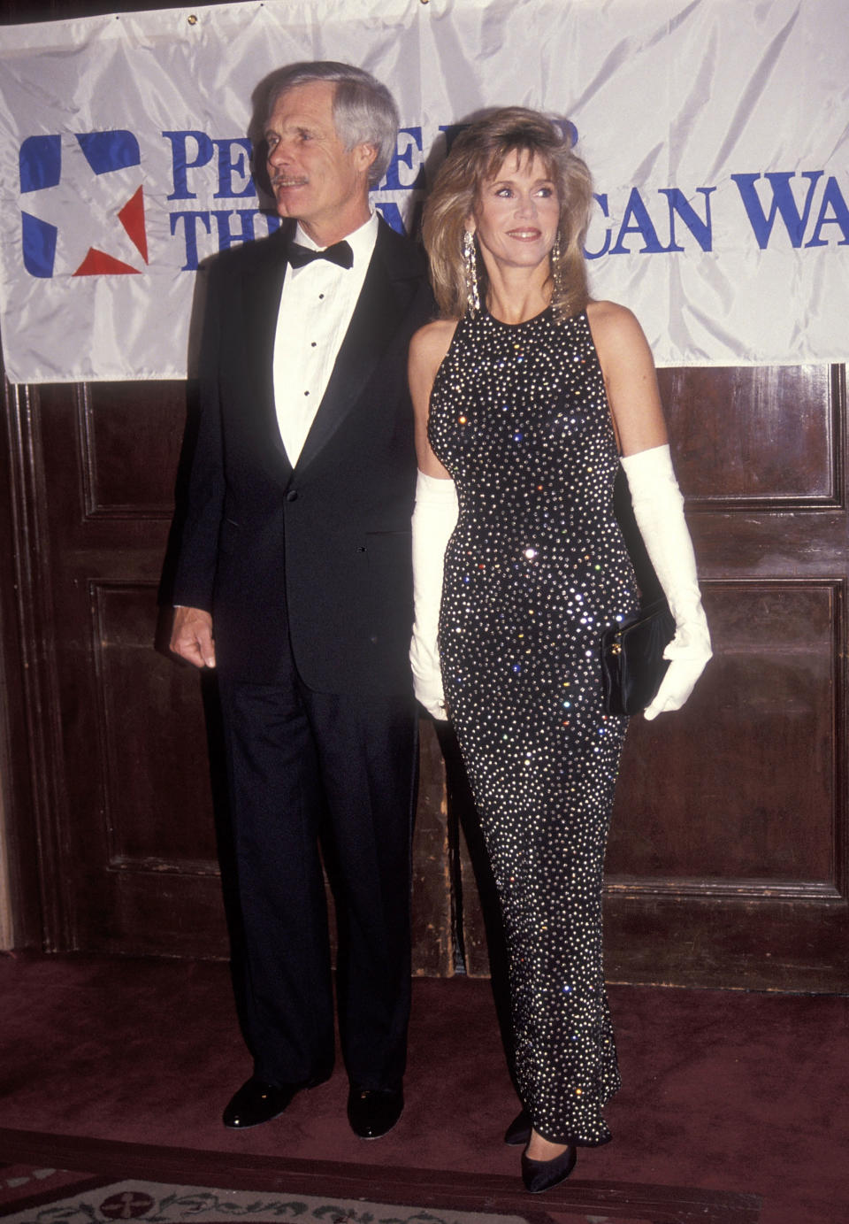 Zu den Spirit of Liberty Awards 1991 trug sie ein glitzerndes, enganliegendes Kleid und Handschuhe.