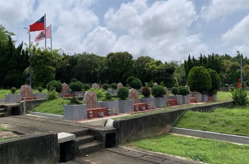 新竹市示範公墓24座墓碑遭人噴漆。（圖／民眾提供）