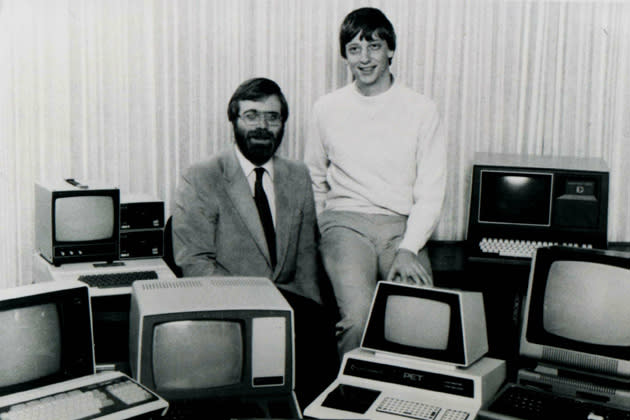 <b>Die Rivalen: Microsoft und Bill Gates </b><br><br>Ein Jahr vor Apple gründeten Tim Allen und Bill Gates (rechts) Microsoft. Hier lächeln sie auf einem Bild von 1981 gemeinsam in die Kamera. Bis heute buhlen Apple und Microsoft um die Gunst der User. Vor allem im mobilen Bereich hat Apple Microsoft längst abgehängt. (Bild: ddp images)