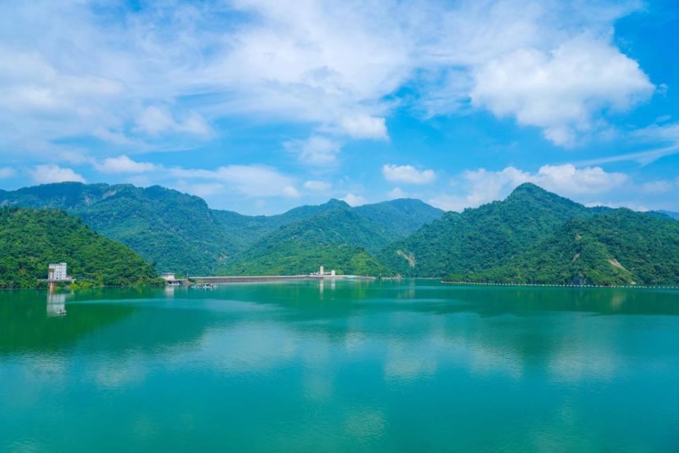 到曾文水庫搭遊艇欣賞水庫景緻。（記者湯朝村翻攝)