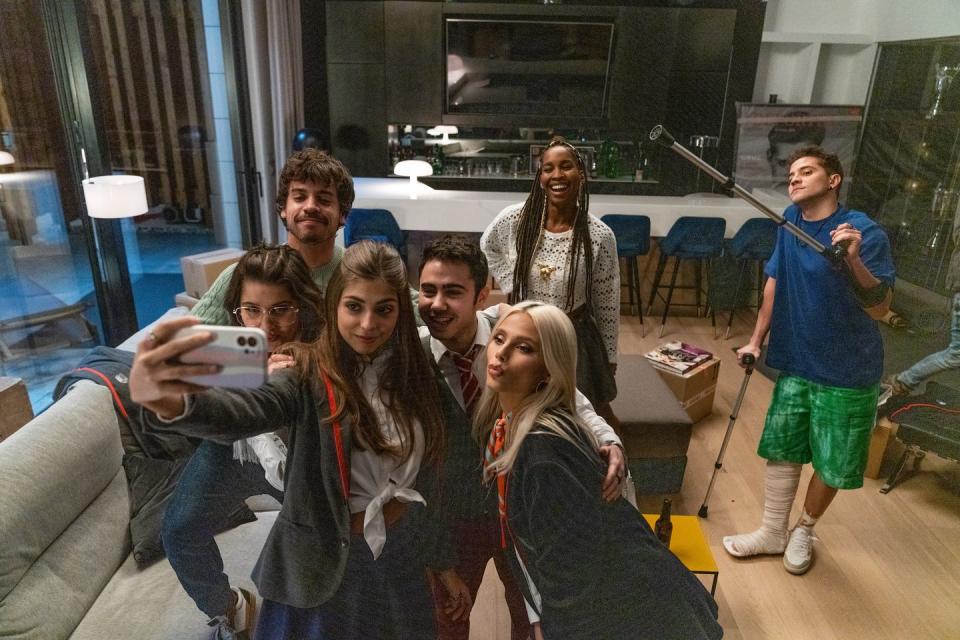 elite season 7 cast pose for a group selfie