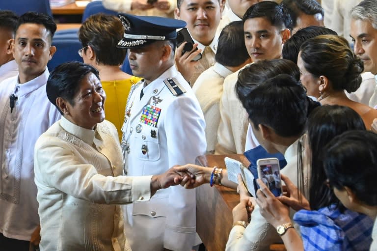 El presidente de Filipinas, Ferdinand Marcos (izq.), saluda a unos partidarios tras su discurso a la Nación, en Manila, el 22 de julio de 2024 (Jam Sta Rosa)