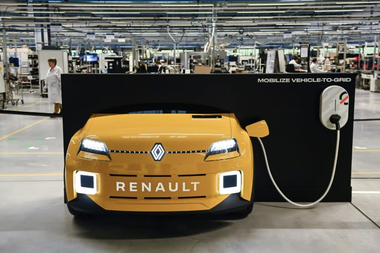 Une borne de recharge Mobilize Powerbox reliée à une voiture Renault à l'usine Lacroix, à Beaupreau-en Mauges, dans l'ouest de la France, le 8 février 2024 (Sebastien SALOM-GOMIS)